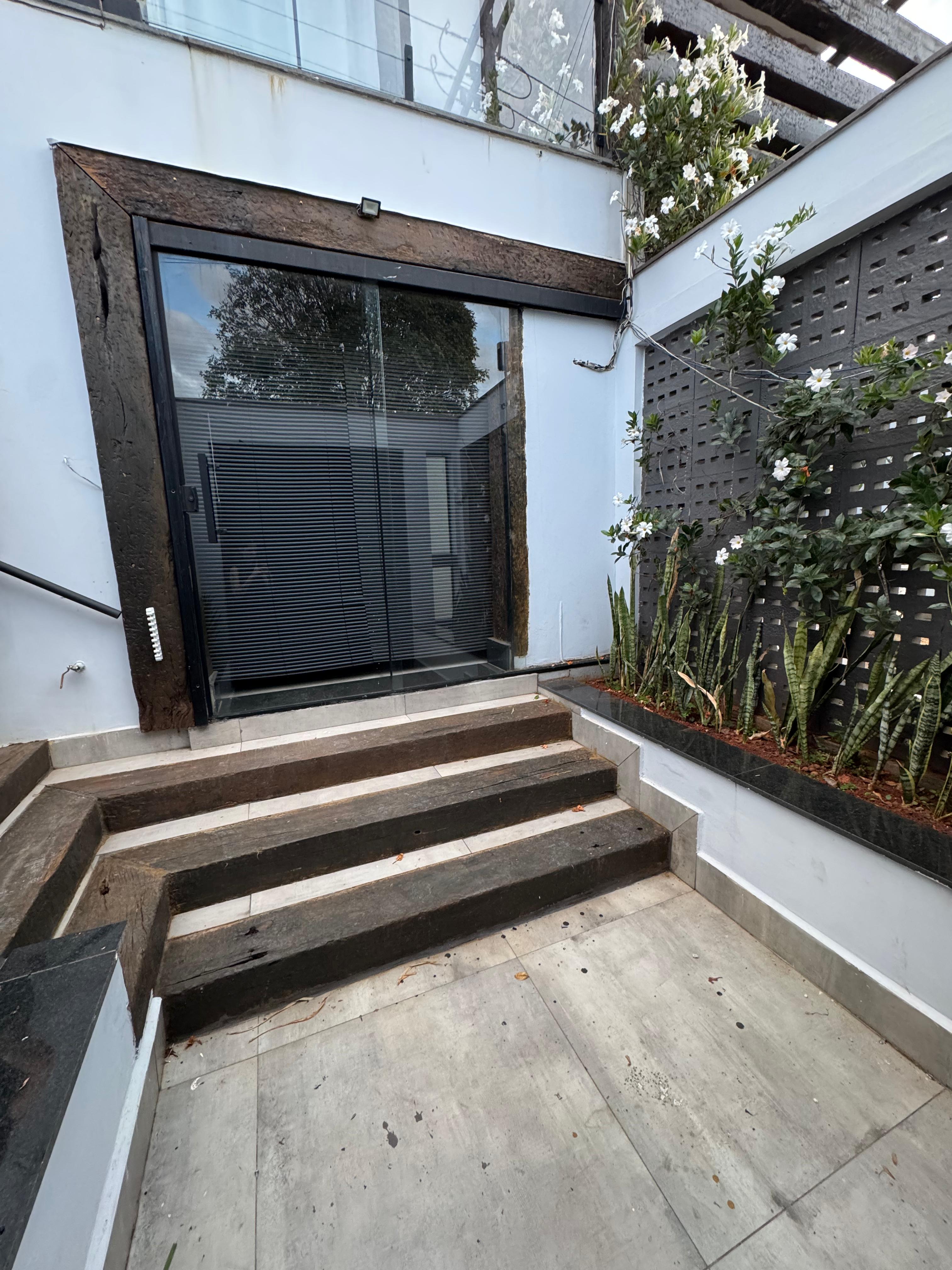 Pátio interno com jardim