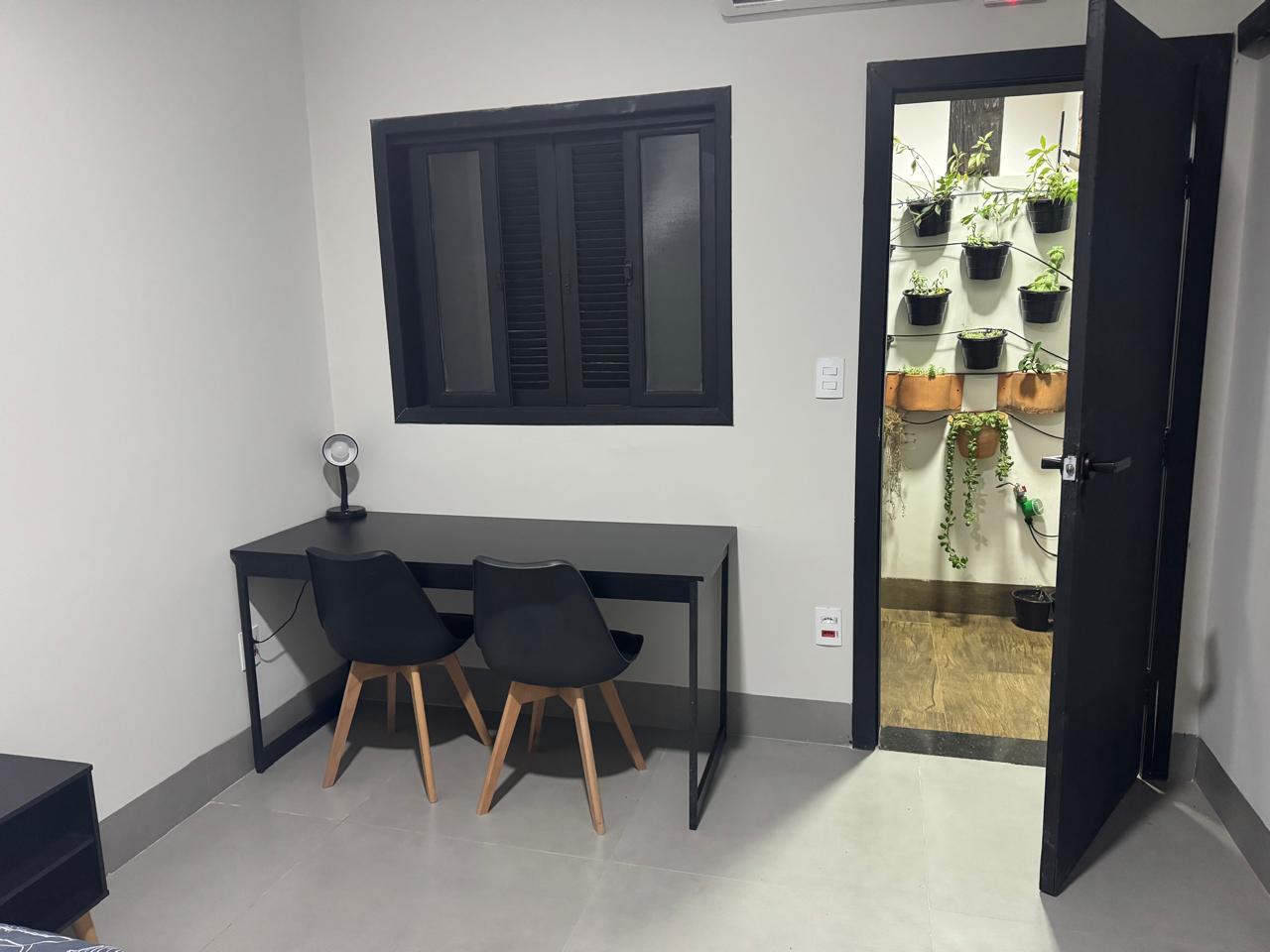 Mesa de trabalho com jardim vertical